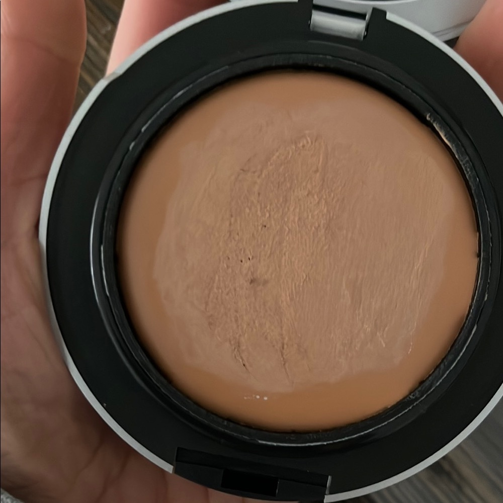 MAC Studio Fix Tech Cream-to-Powder Foundation - Picture 3 of 3